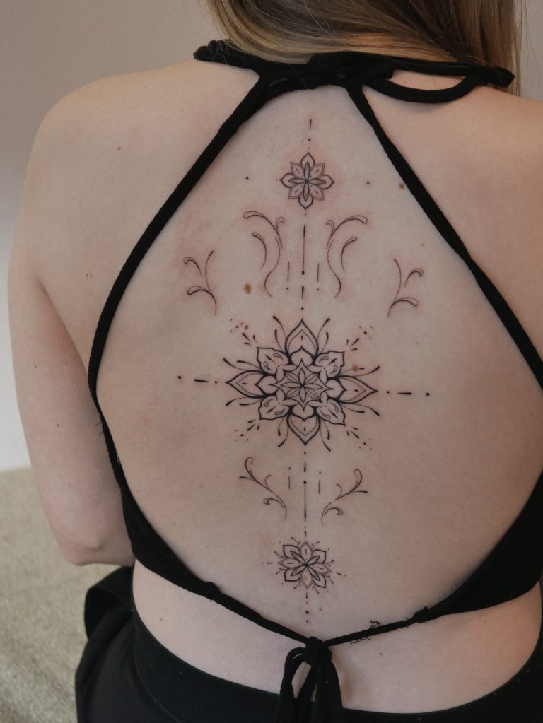 ornamental mandala rücken tattoo hamburg