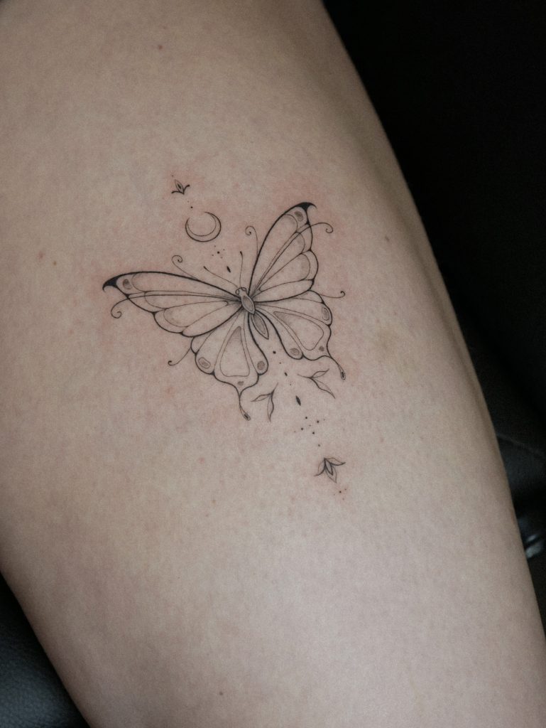 Fineline ornamental Schmetterling butterfly Tattoo maricatattoo Hamburg